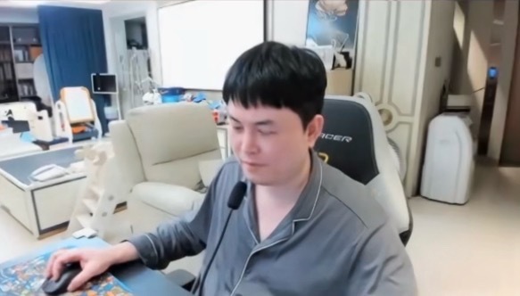 枫哥回忆以前在加油站工作那段时间“以前在加油站上班，最让我烦的就是每次下班以后还
