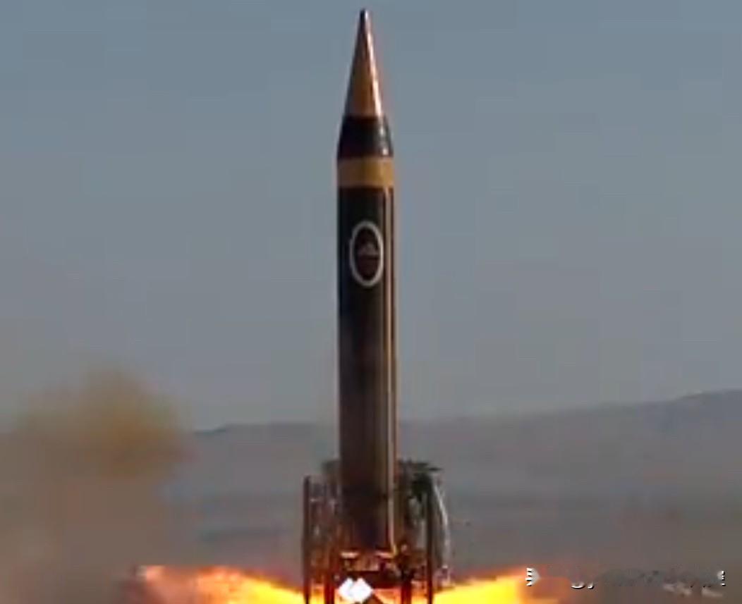 【伊朗“霍拉姆沙赫尔-4”弹道导弹】
    伊朗伊斯兰革命卫队2月4日向媒体公