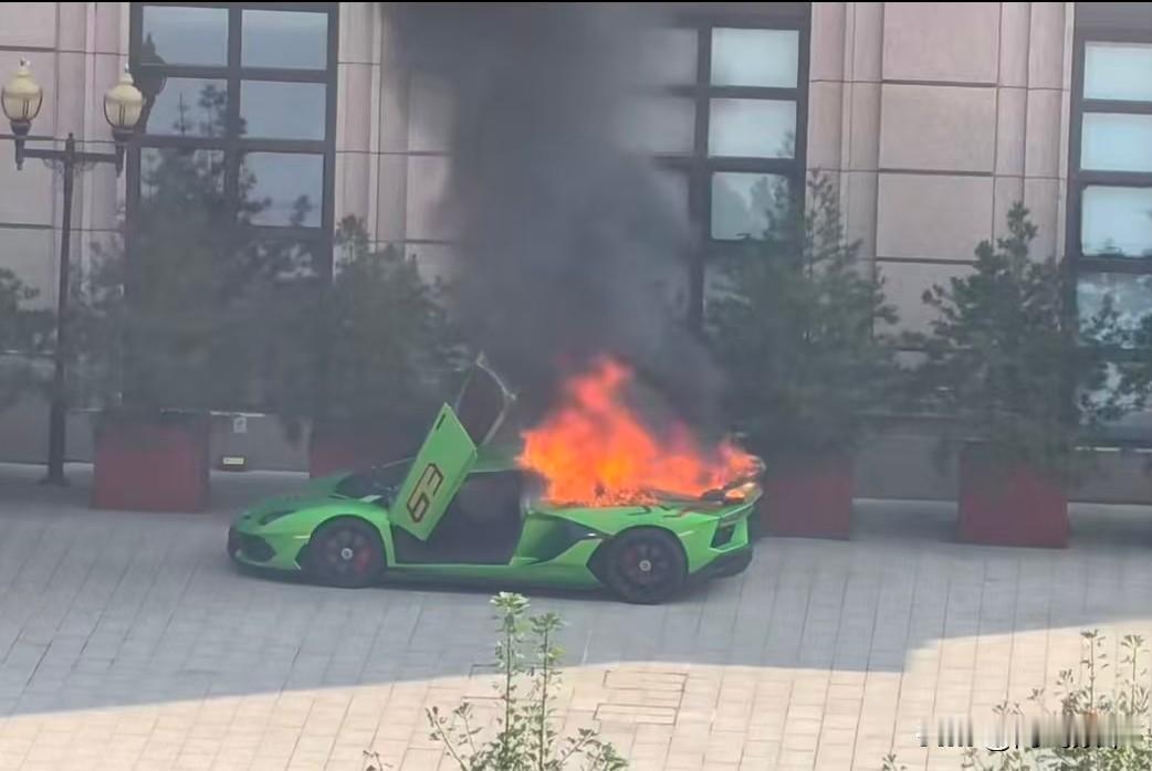 网传一辆兰博基尼Aventador SVJ起火
全球限量900台，中国大陆不足2