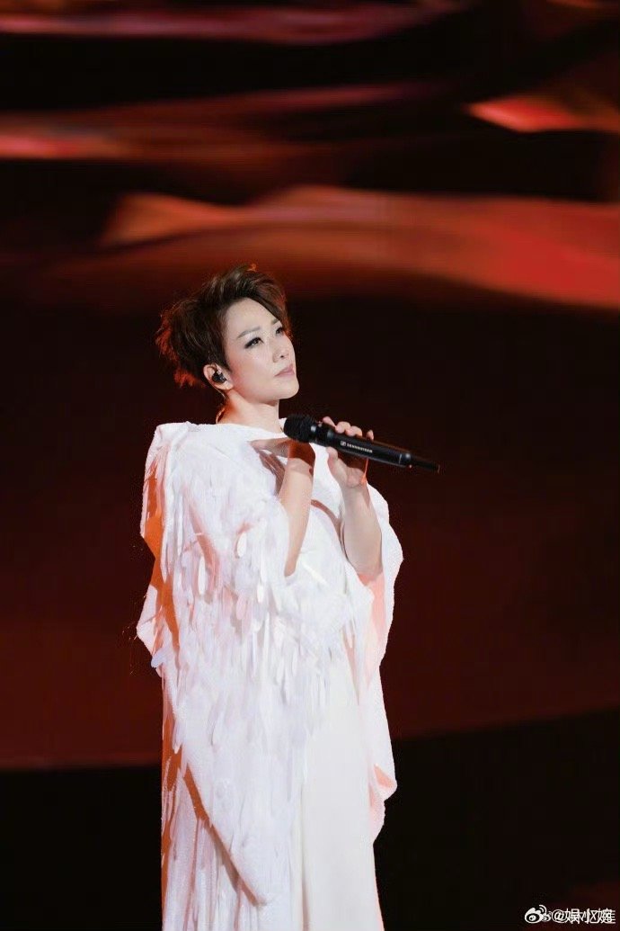 林忆莲最震撼的一次合唱 澳门站演唱会的《至少还有你》太戳心了！林忆莲唱到沙哑哽咽