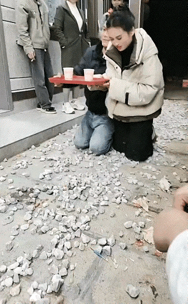 双腿跪在石头子上，膝盖受得了吗？这简直就是一种酷刑，也不知道这是哪里的规矩，这纯