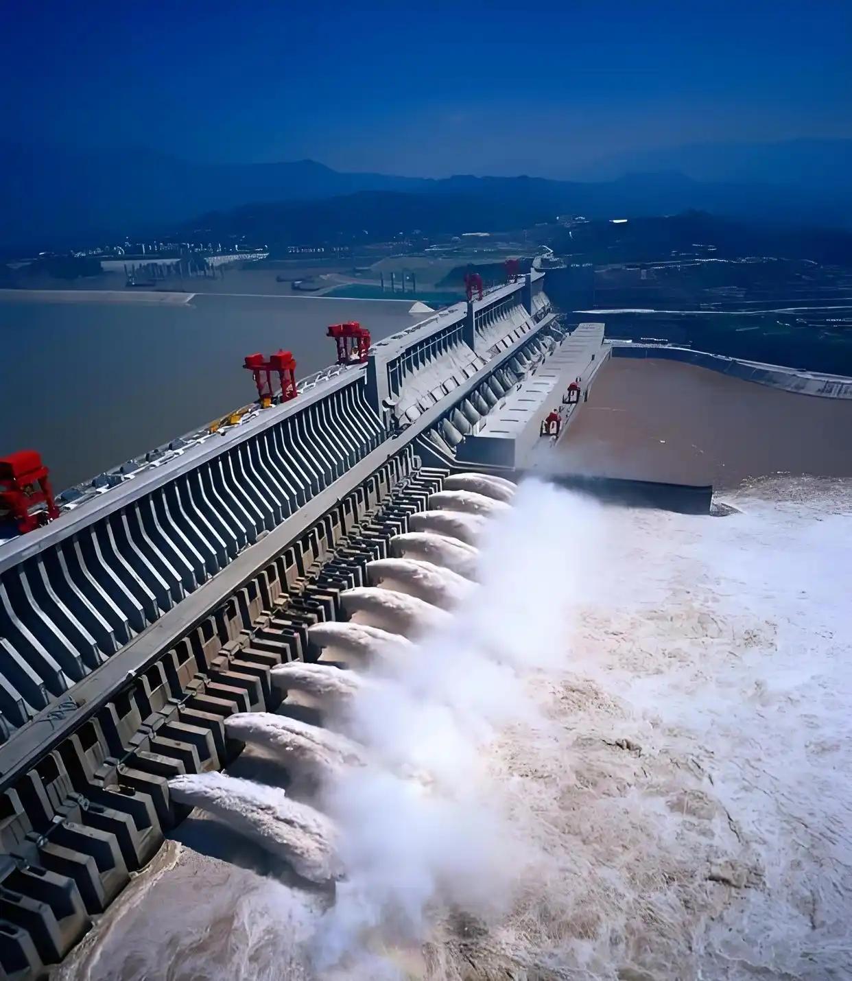 不硬断长江水，不强行改河道，三峡这座千万吨级大坝如何稳稳扎根江心？
 
当你站在