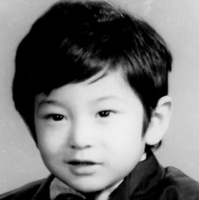 他来自山东青岛
他是70后
他是内地知名演员
他人品不错
他口碑挺好
他知名度很