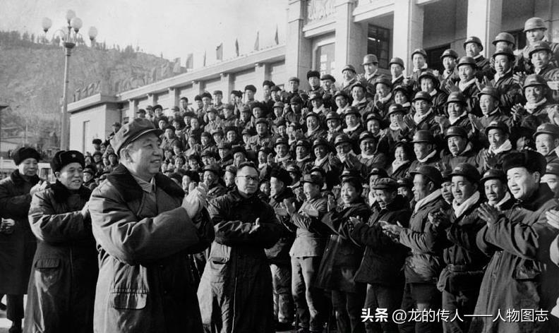 1978年元旦下午，华国锋亲切接见唐山市各条战线的劳动模范、先进工作者、先进单位