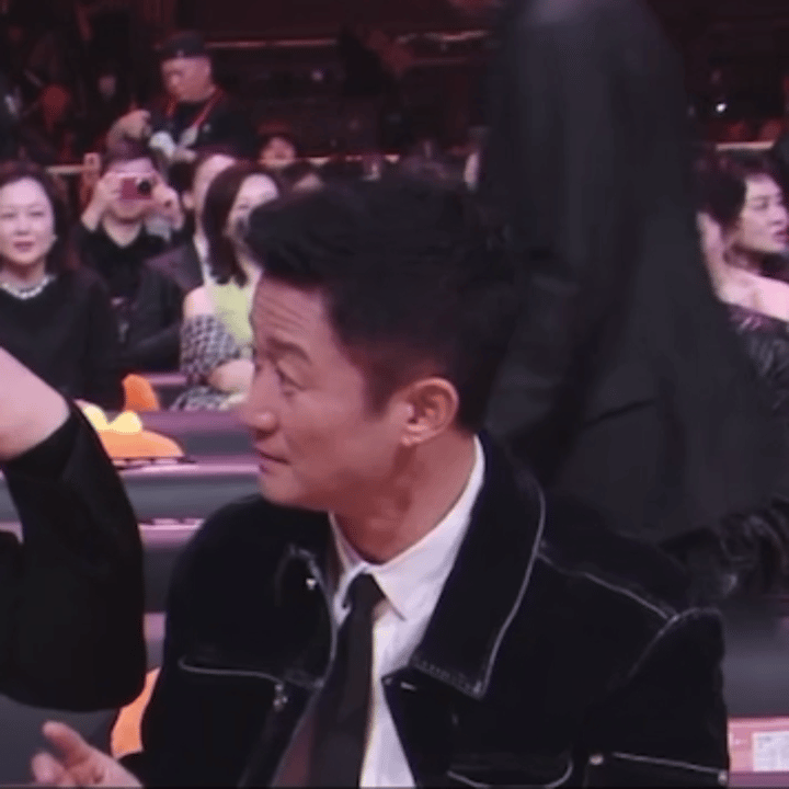 首页这个氛围看的我好紧张  完全不敢动不敢说更不敢评 