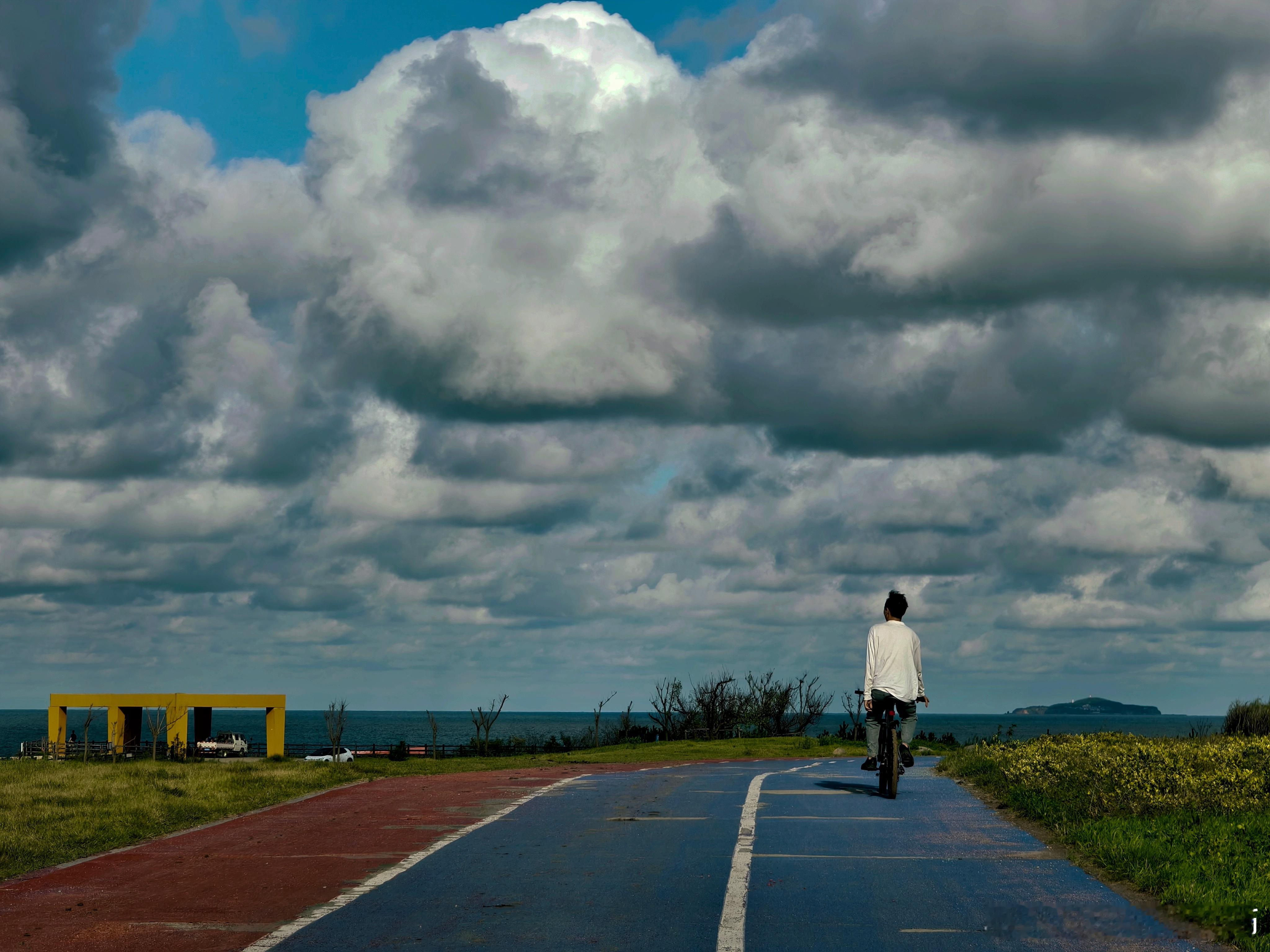 一条蜿蜒的环海路，自带高级感。 ​​​