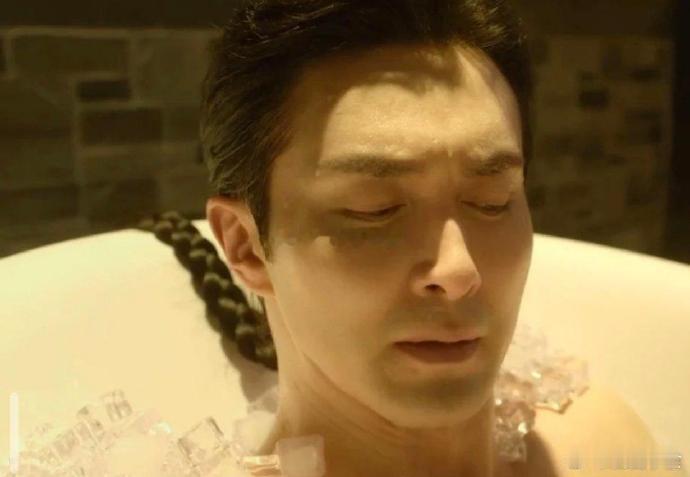 终于知道演员拍浴缸泡澡戏，为什么不拍全身了，远景看着太尴尬了 