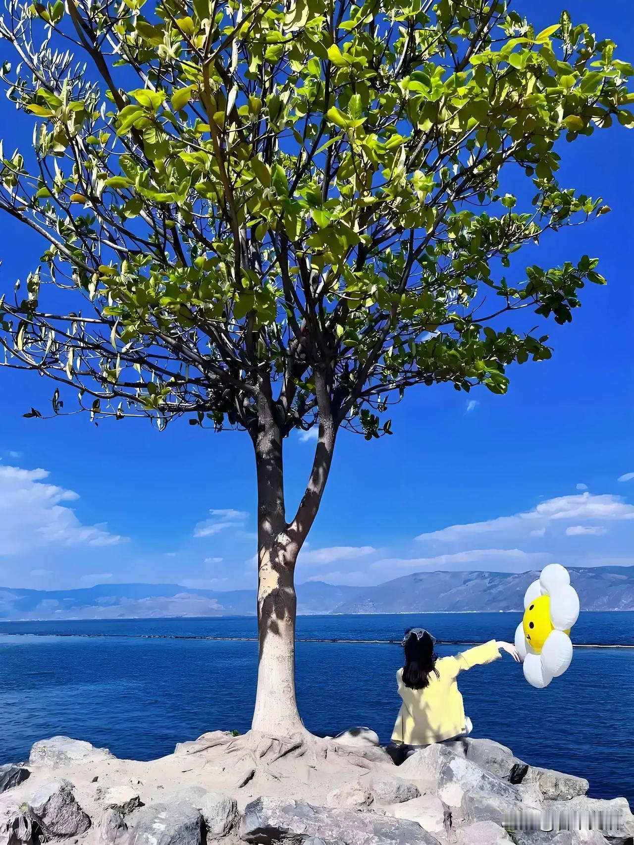 上联中“雾散”之后，山峰呈现出秀丽的景色；下联“云开”之际，日月的光辉更加明亮。