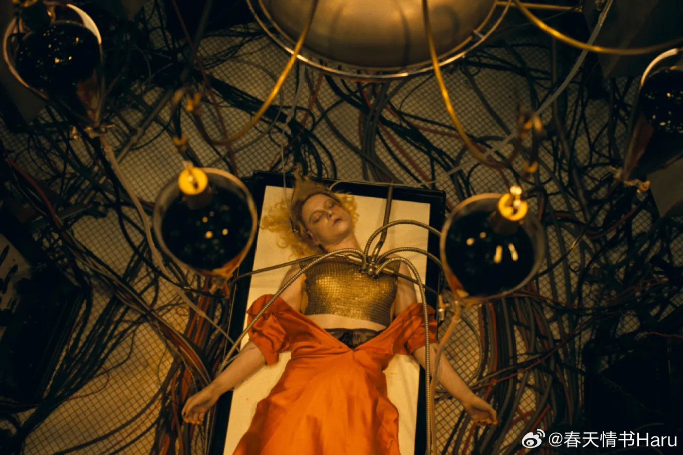 Variety发文剖析《暗黑新娘！》票房惨败的5个原因：1. 档期选择失误：作为