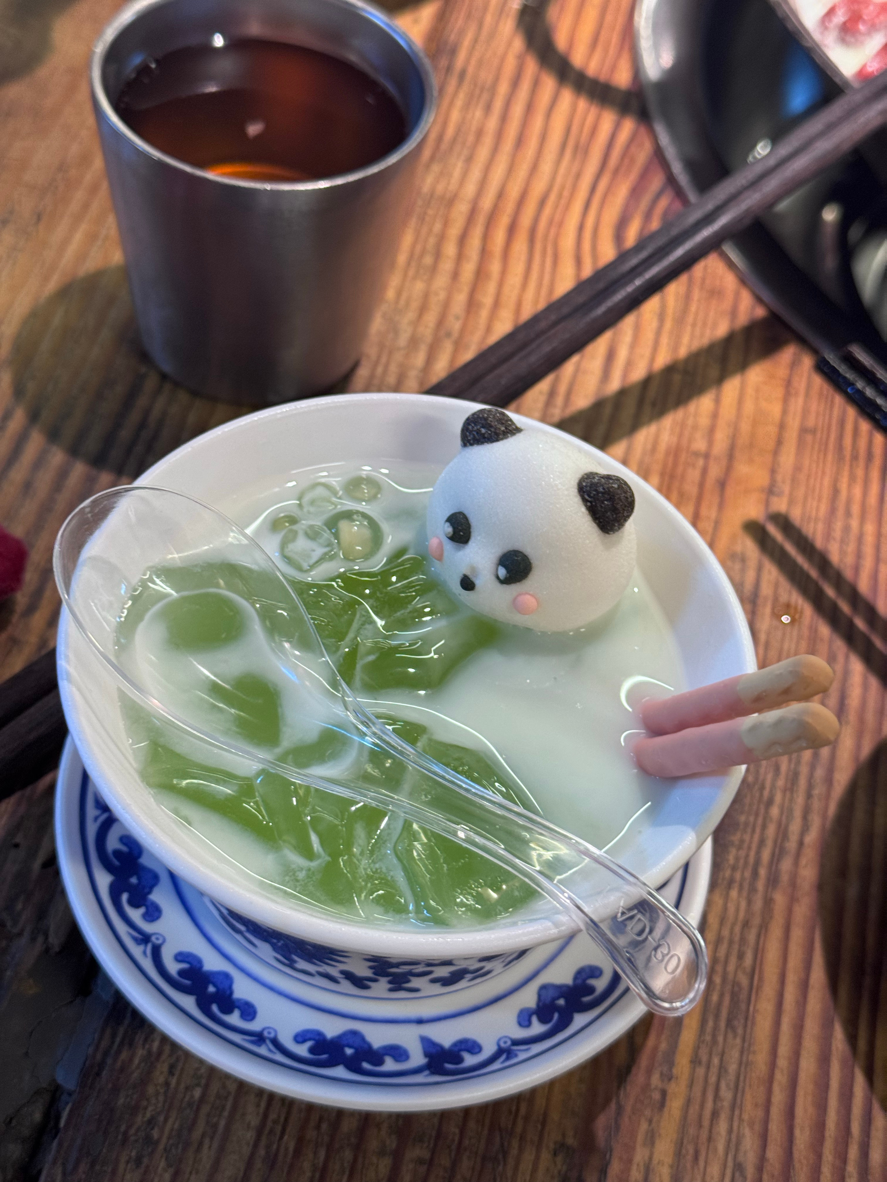 来吃饭啦，第一口，姐妹先吃
