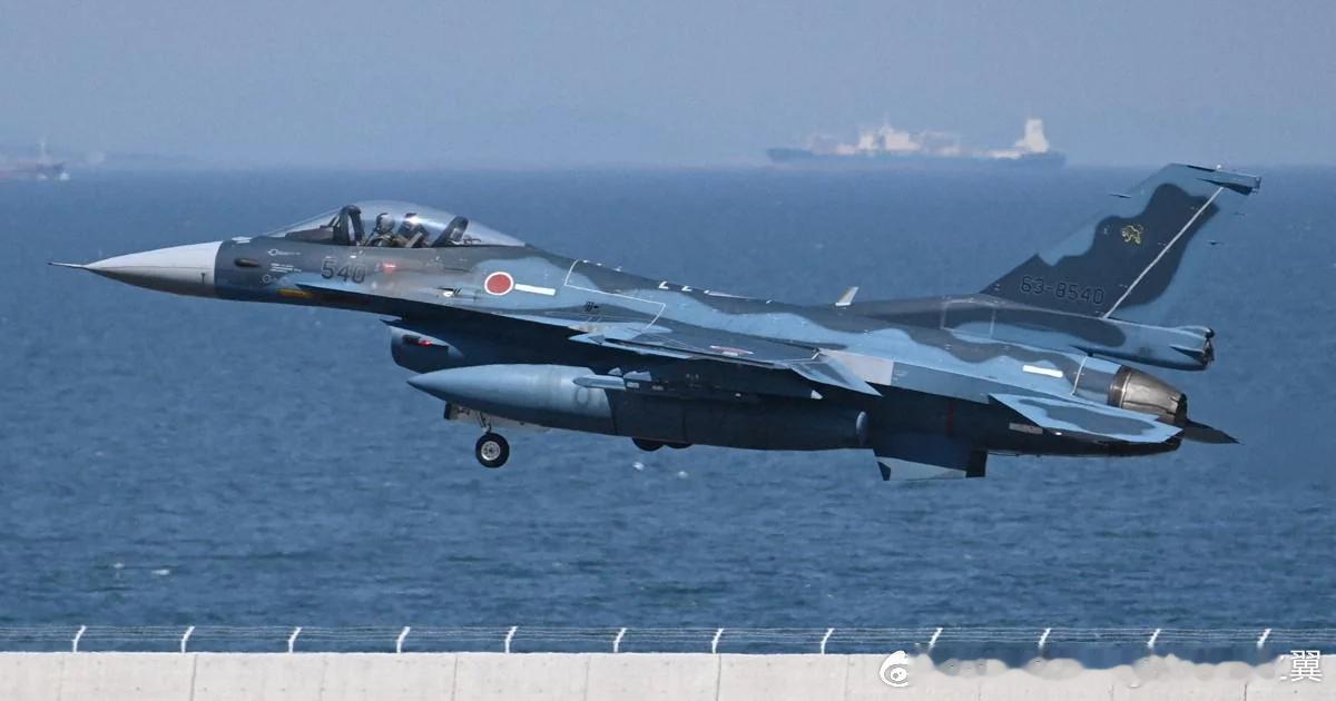 日本航空自卫队开始打捞8月份在茨城县近海太平洋坠毁的F-2战斗机，该战斗机沉没在