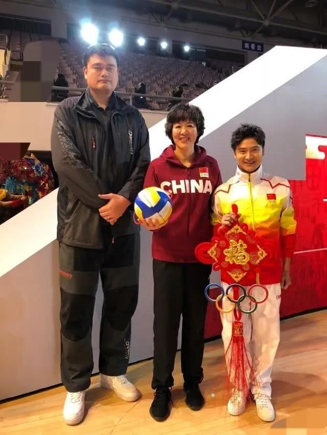 万万没有想到姚明比常人高那么多？
敢跟他合影的人得需要多大的勇气？