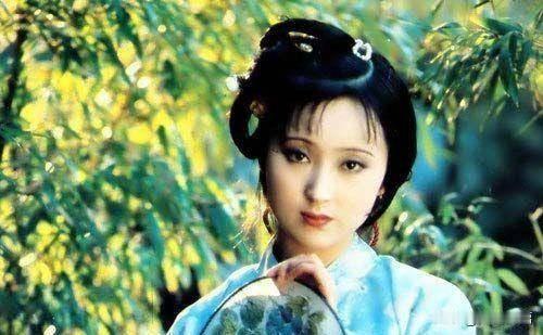 这张黑白照片是2007年长春百国兴隆寺，陈晓旭剃度出家仪式现场。

陈晓旭因饰演