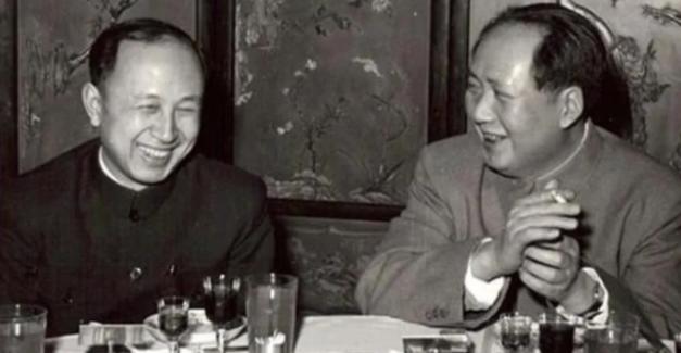 1964年，毛主席在自己的生日宴上，递给钱学森一支烟，而就当他要伸手接烟时，主席