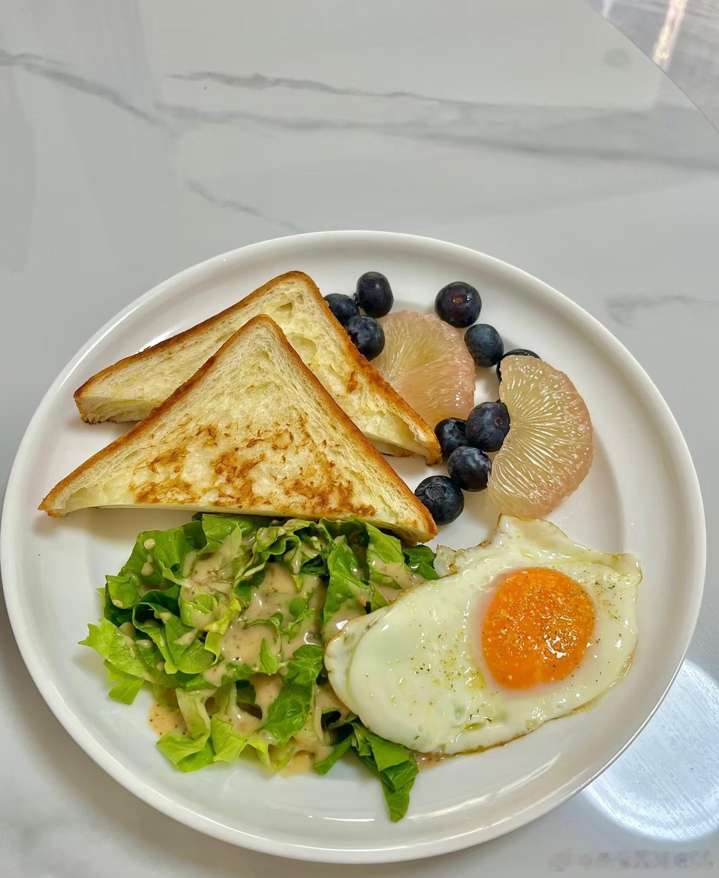 热乎的早餐在等，新的故事在等——早安，日子里的小甜饼。” 