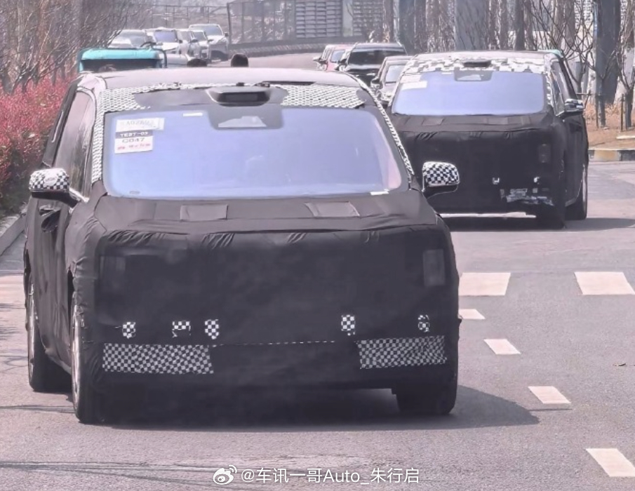 尊界MPV的谍照图曝光前脸造型看起来很像s800整体感觉还是挺有豪华感的