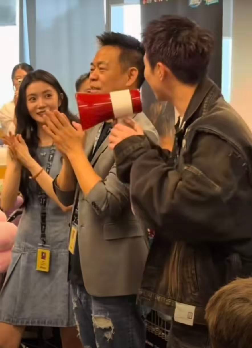 主角鹅厂扫楼 电视剧主角  扫楼现场热闹十足，主创们挨个派送礼物，氛围感直接拉满