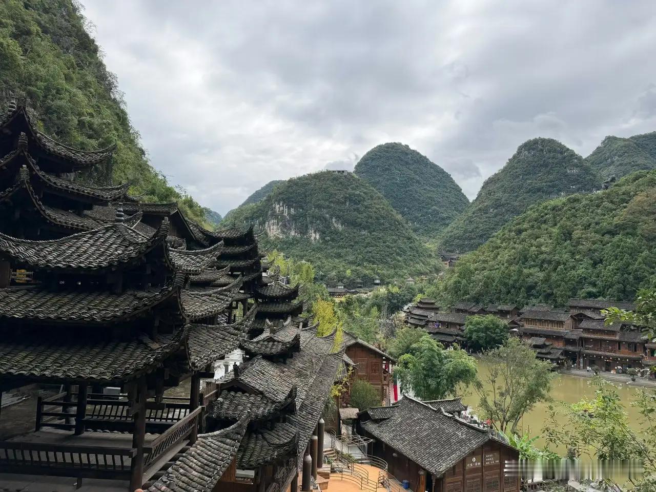 十亿情书：用幽默解构婚姻，以感恩滋养身心

“老公，若你有十亿，首事何为？”妻忽