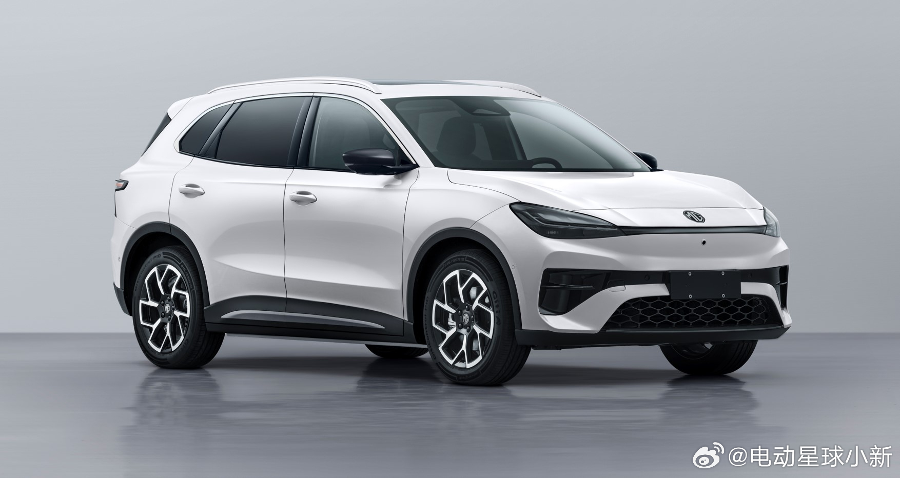 名爵 MG 4X 亮相工信部。长宽高 4500mm, 1849mm, 1621/