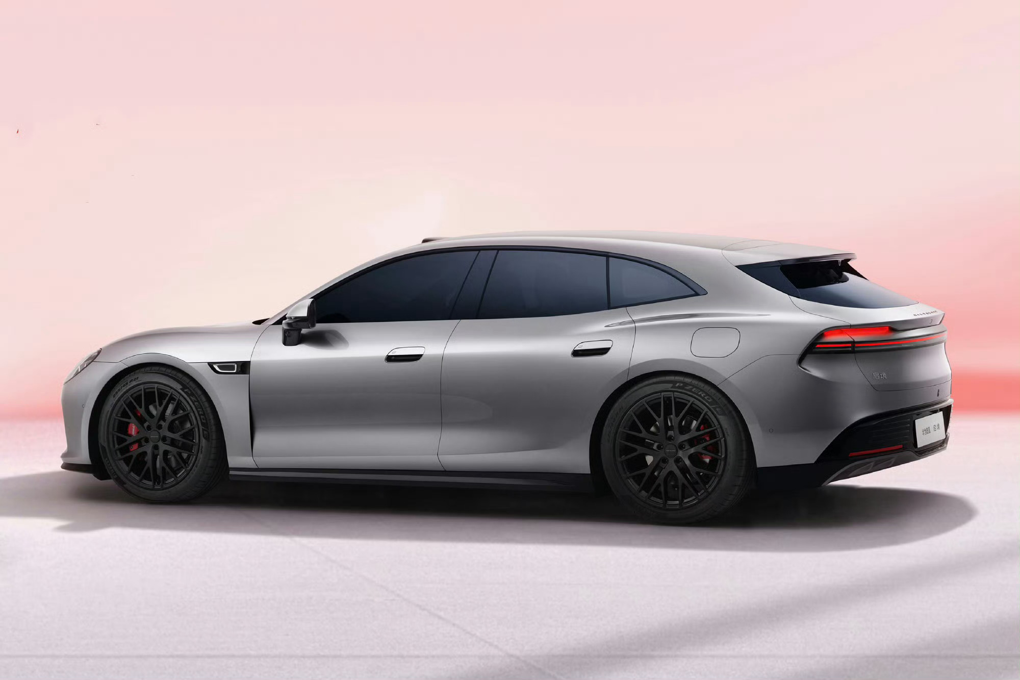 广汽和华为乾崑打造的品牌启境发布，首款车启境GT7。尺寸5050x1980x14