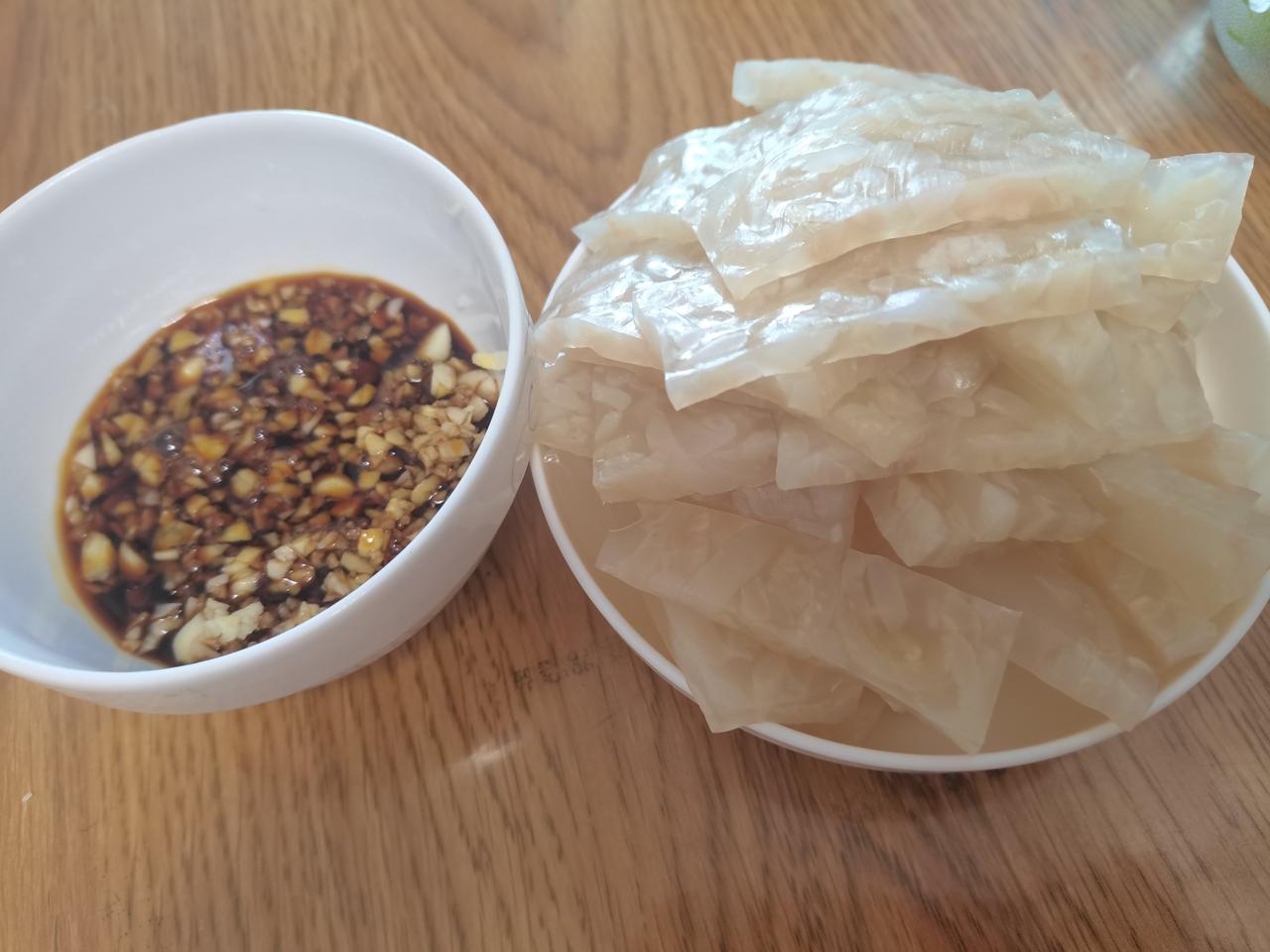 今天本来跟牙医刘大夫约好了 9 点去她那里戴假牙。

她一大早说孩子脸摔坏了，需