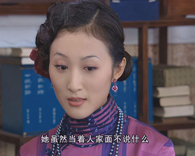 三嫂跟金燕西说冷清秋对她不尊重，说她是乡下人，结果金燕西真的信了三嫂的话，回去责