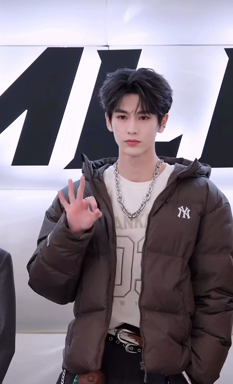 刷到现场视频，一楼已经挤得挪不动步了。下午才开始的活动，上午就聚集这么多人，只能