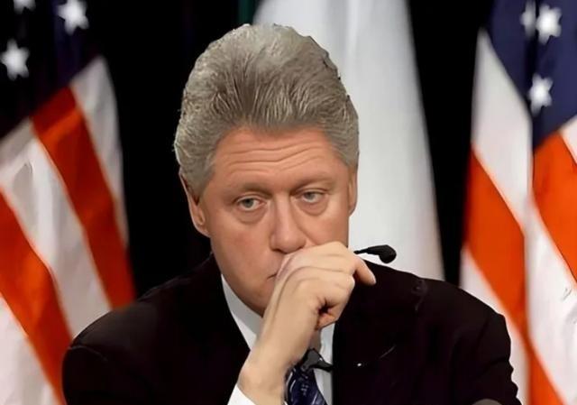 克林顿走的时候，给美国留下一个金山，国库里塞着两千多亿美元的净盈余。那时候，联邦