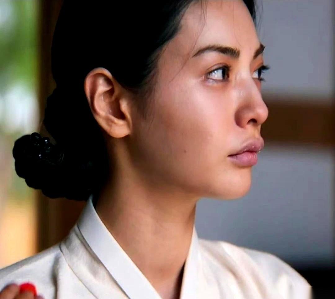 林珍娜在热播19禁韩剧《挑情丑闻》里顶着丰满的嘟嘟唇出场了。
这位曾经拿下过“世