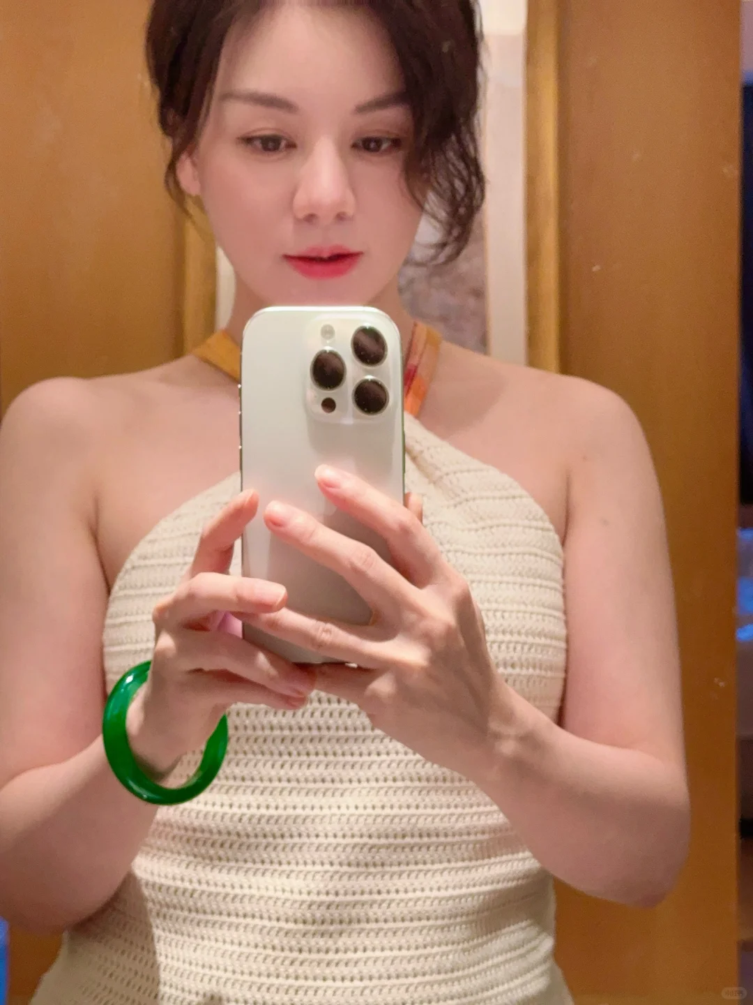再休闲的衣服 满色镯子都能搭 快七点了，窗