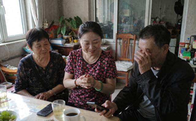 71岁大爷拾荒21年，账户有42万养老金：我连夜翻出了爸妈的社保卡