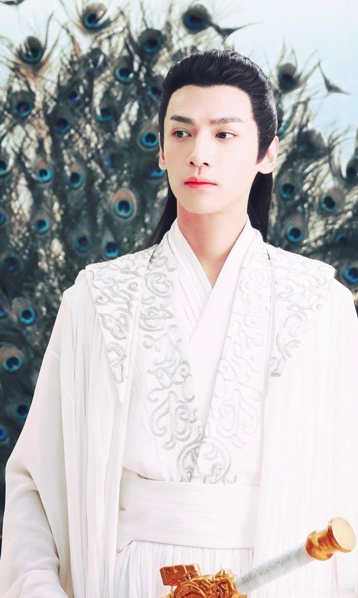 长月烬明+水龙吟两部剧已经可见罗云熙的市场号召力，但现在有观众说罗云熙拍的是彩偶