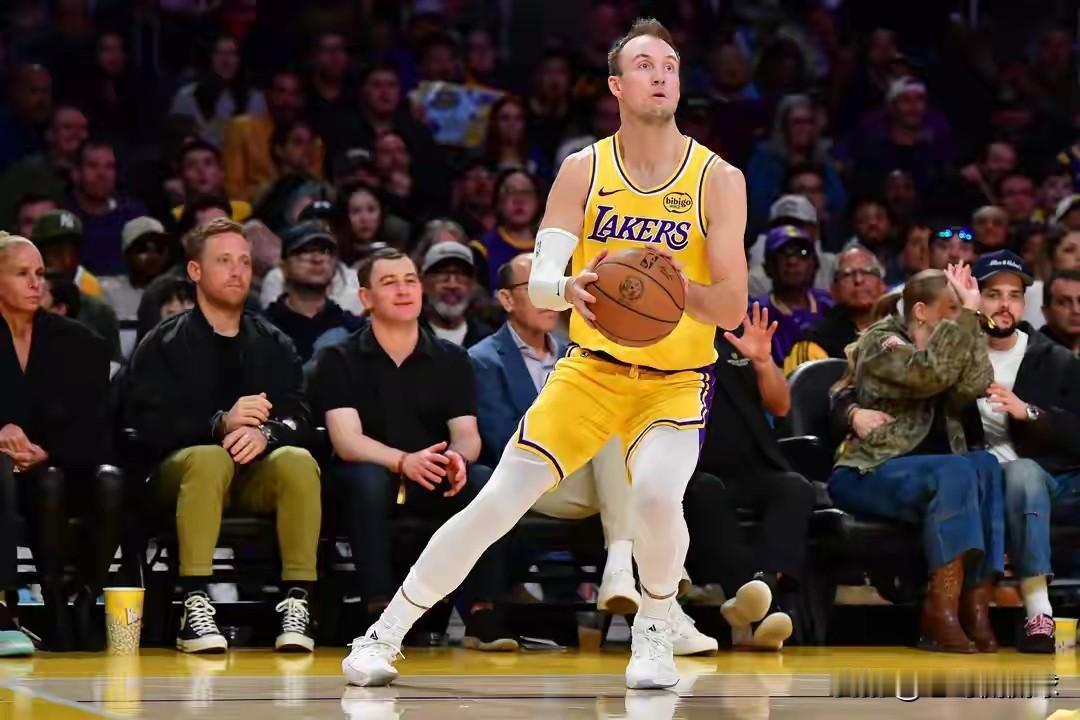 湖人巨星东契奇真是太会说话了！在今天湖人主场以125：122战胜快船的赛后采访中