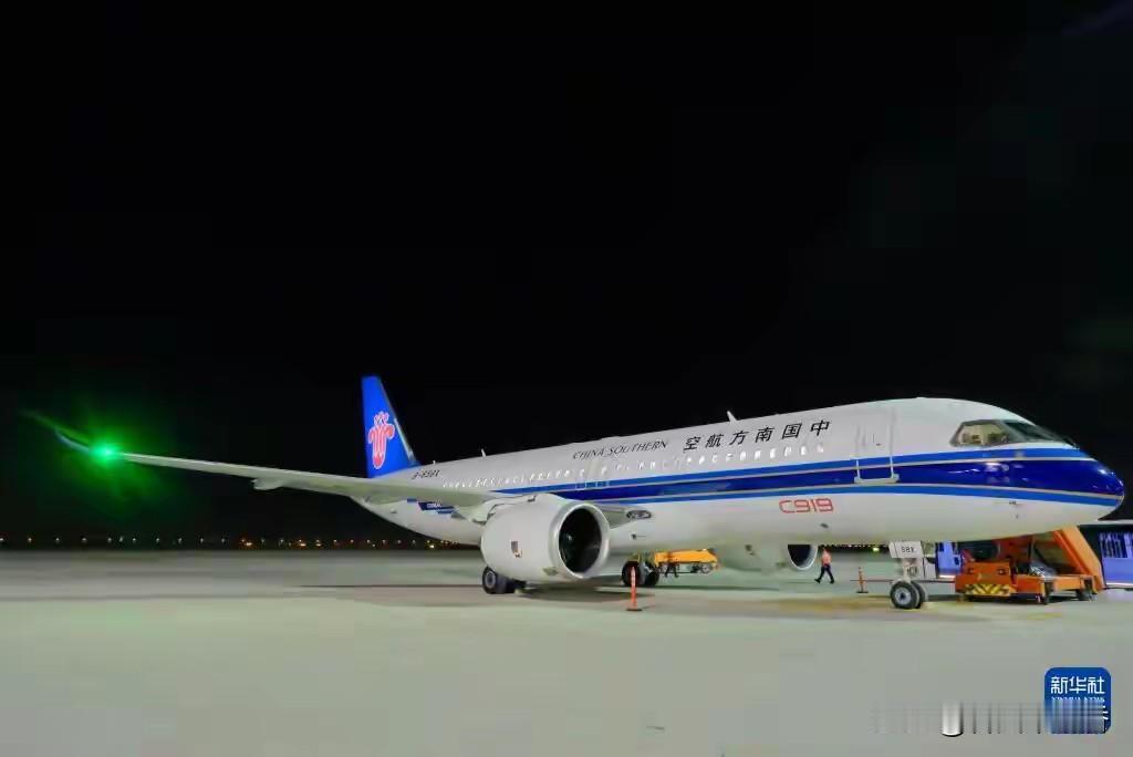当地时间11月17日，迪拜航展2025开幕，南航两架C919飞机与1架C909公