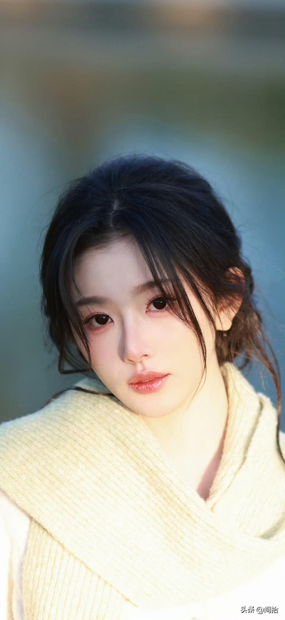 孔雪儿的冬日清新温柔壁纸真的太绝了！在那些壁纸里，她就像冬日里的暖阳，浅笑如春，