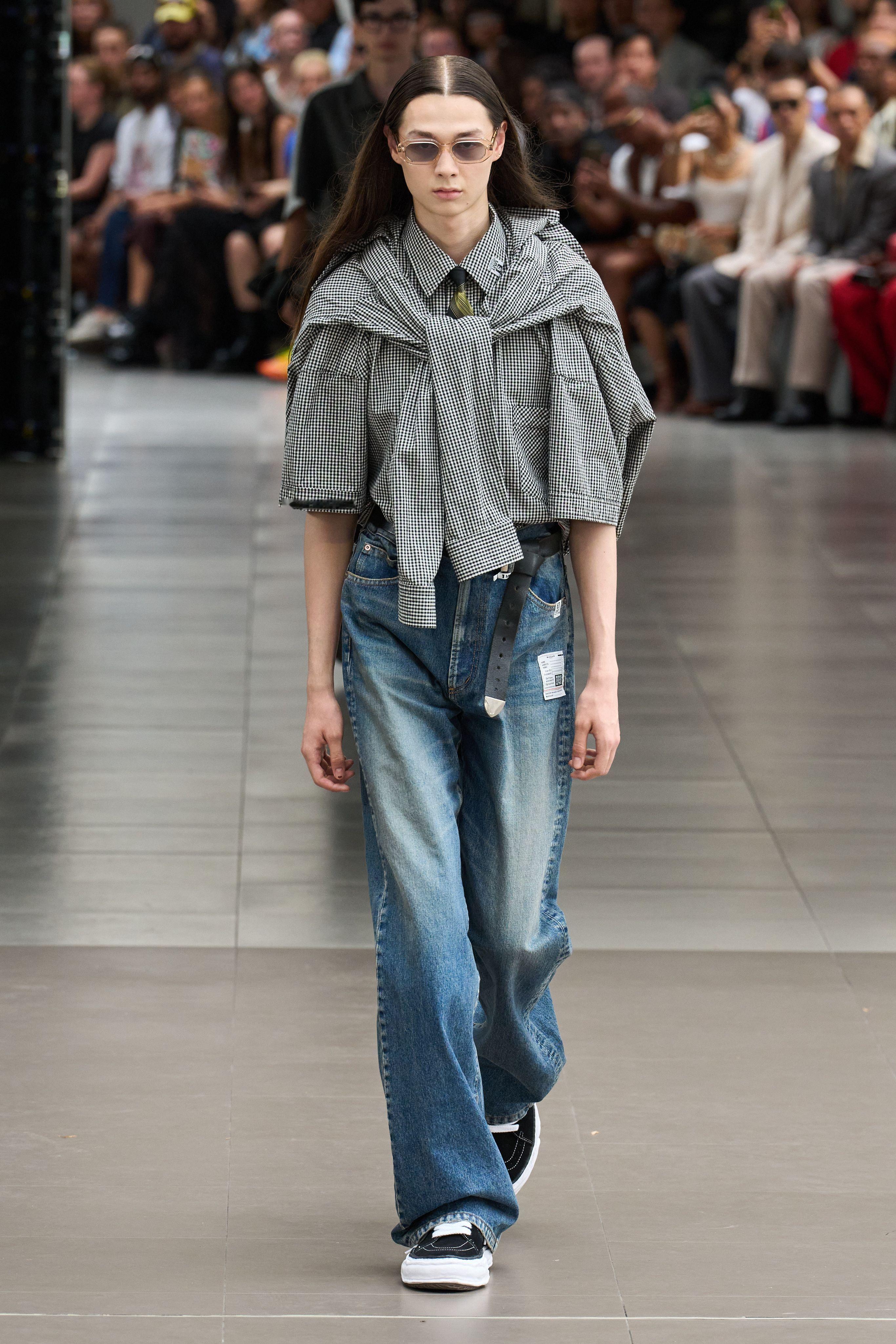 梓渝游点意思2026巡回演唱会 梓渝「游点意思」巡演厦门站造型Look，先后带来