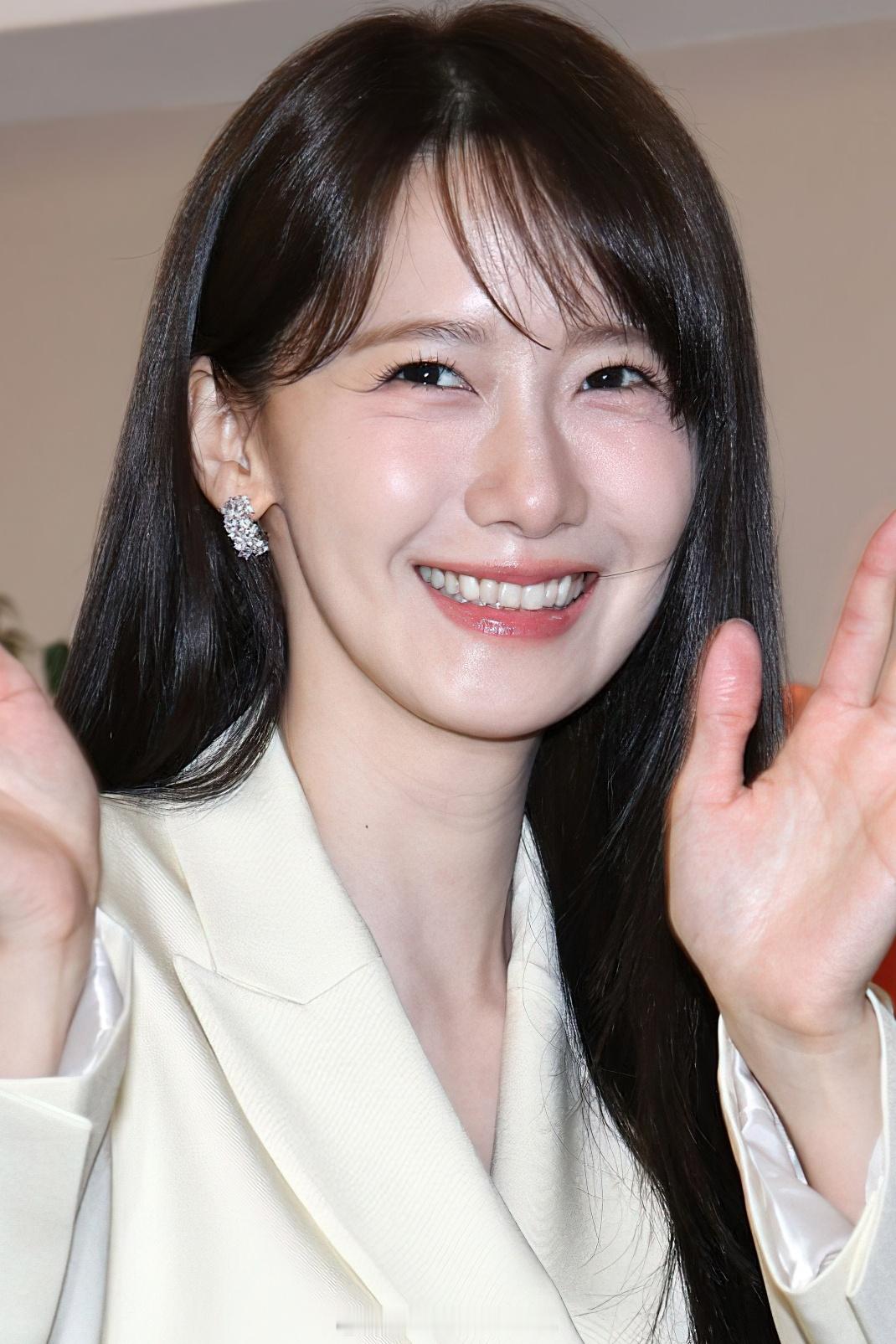 少女时代林允儿怼脸永远的神