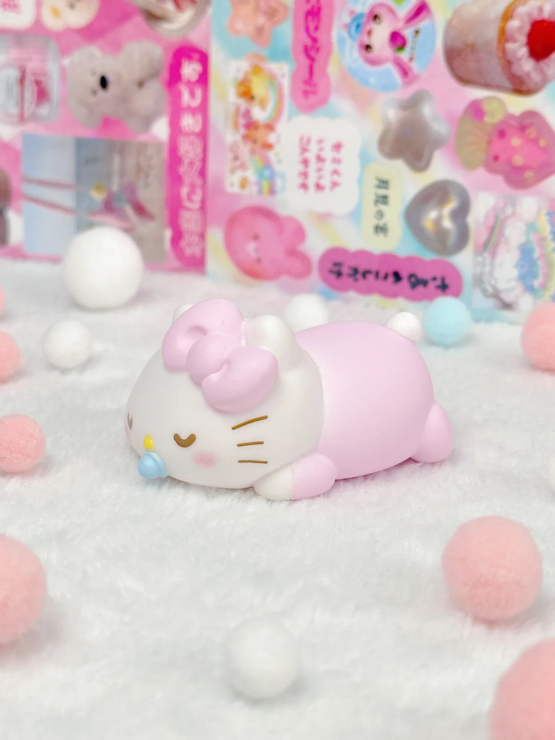 Kitty宝宝趴在桌上睡的好香～😴