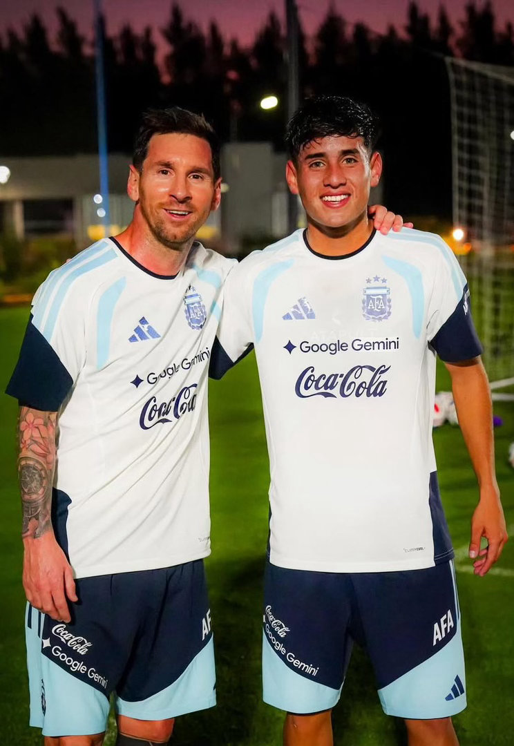 🔝🇦🇷 梅西与小陪练托马斯·阿兰达在训练基地，刚结束阿根廷国家队的训练。梅