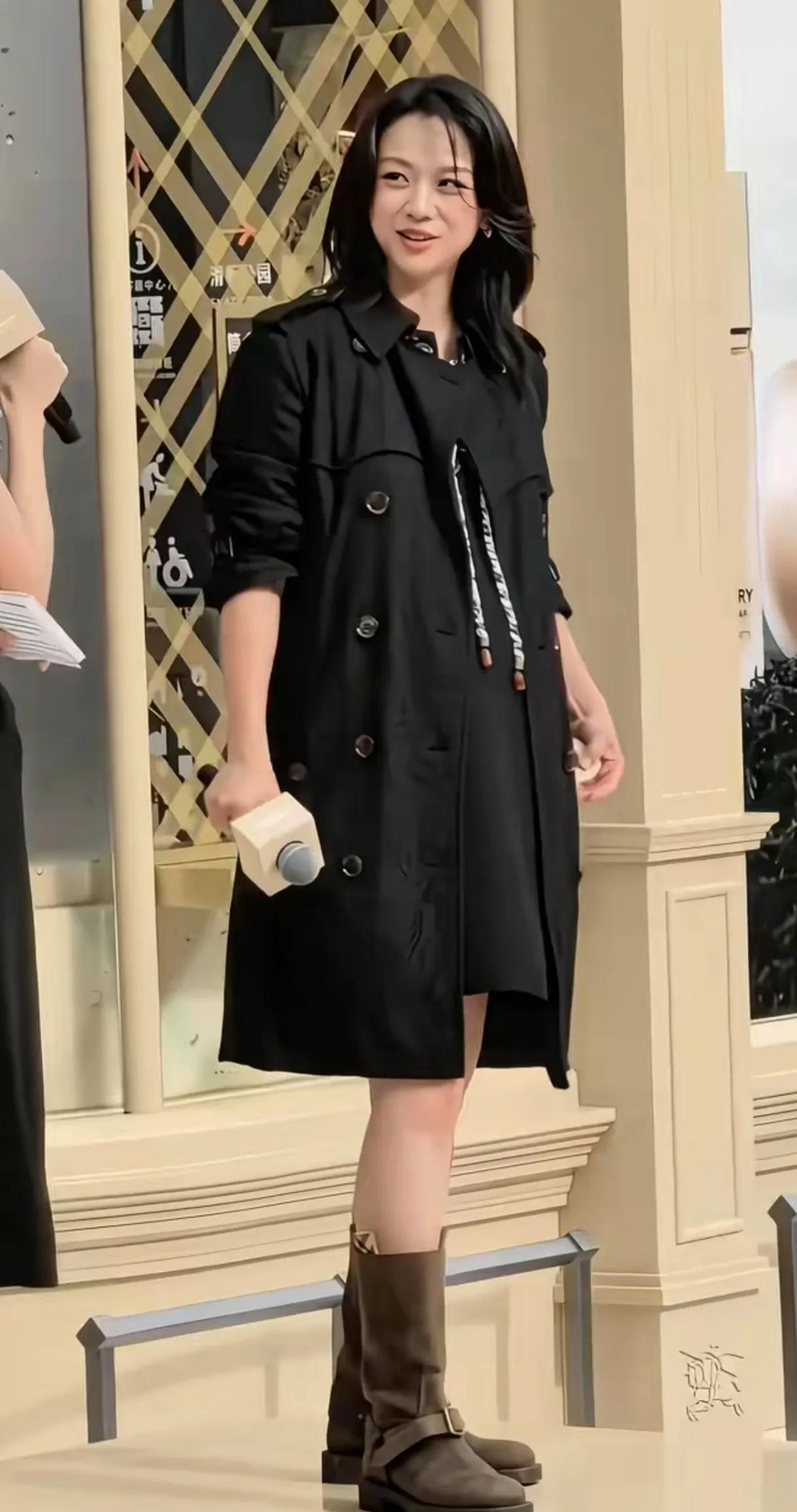 46岁的汤唯，挺着孕肚，还是那么的洒脱，除了肚子明显，看不出孕妇那种行动不便的感