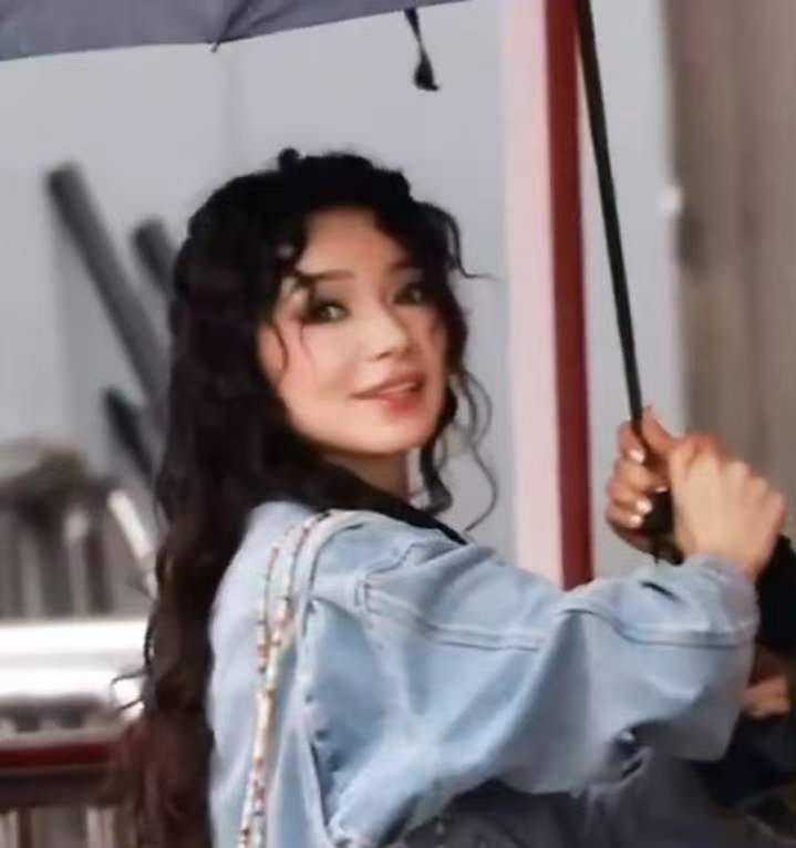 代斯泡面头造型代斯泡面头 代斯一公上班路透，谁给美女做的泡面头造型！！ 