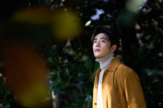 肖战明媚的一抹亮色肖战高领配黄衬衫肖战用高领配黄衬衫，穿出了春日里最明媚的一抹亮