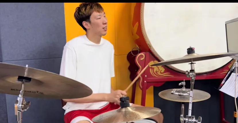 你看看周琦，他不止在篮球场上表现神勇！
就在休赛期，他也真的是多才多艺！
要不怎