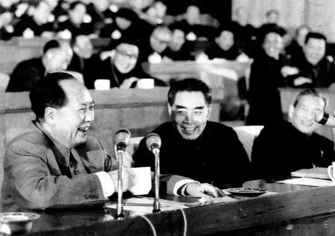在1973年的党的十大闭幕式上，会议在一片热烈的气氛中圆满结束。按照常规，毛主席