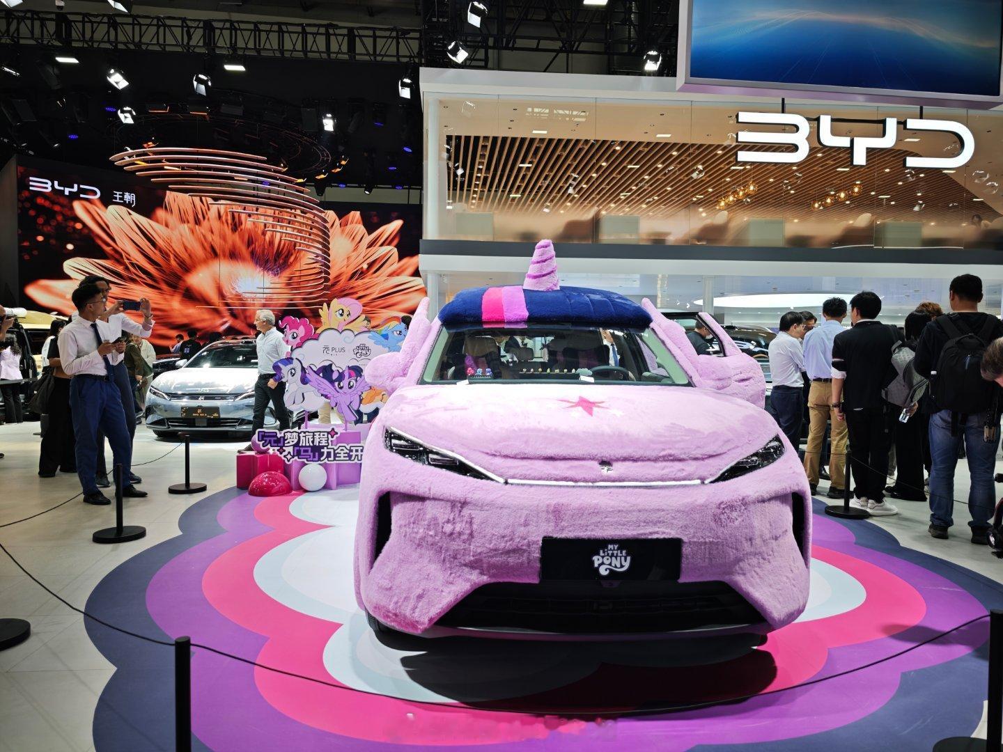 所有路过这个比亚迪和小马宝莉联名展车的女士，（都很容易能知道她家是否有闺女）因为