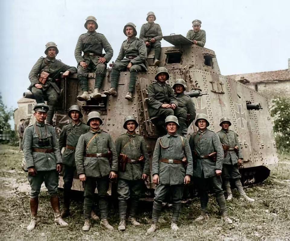 一战期间，德军士兵在一辆‌Sturmpanzerwagen A7V‌（德国首款投