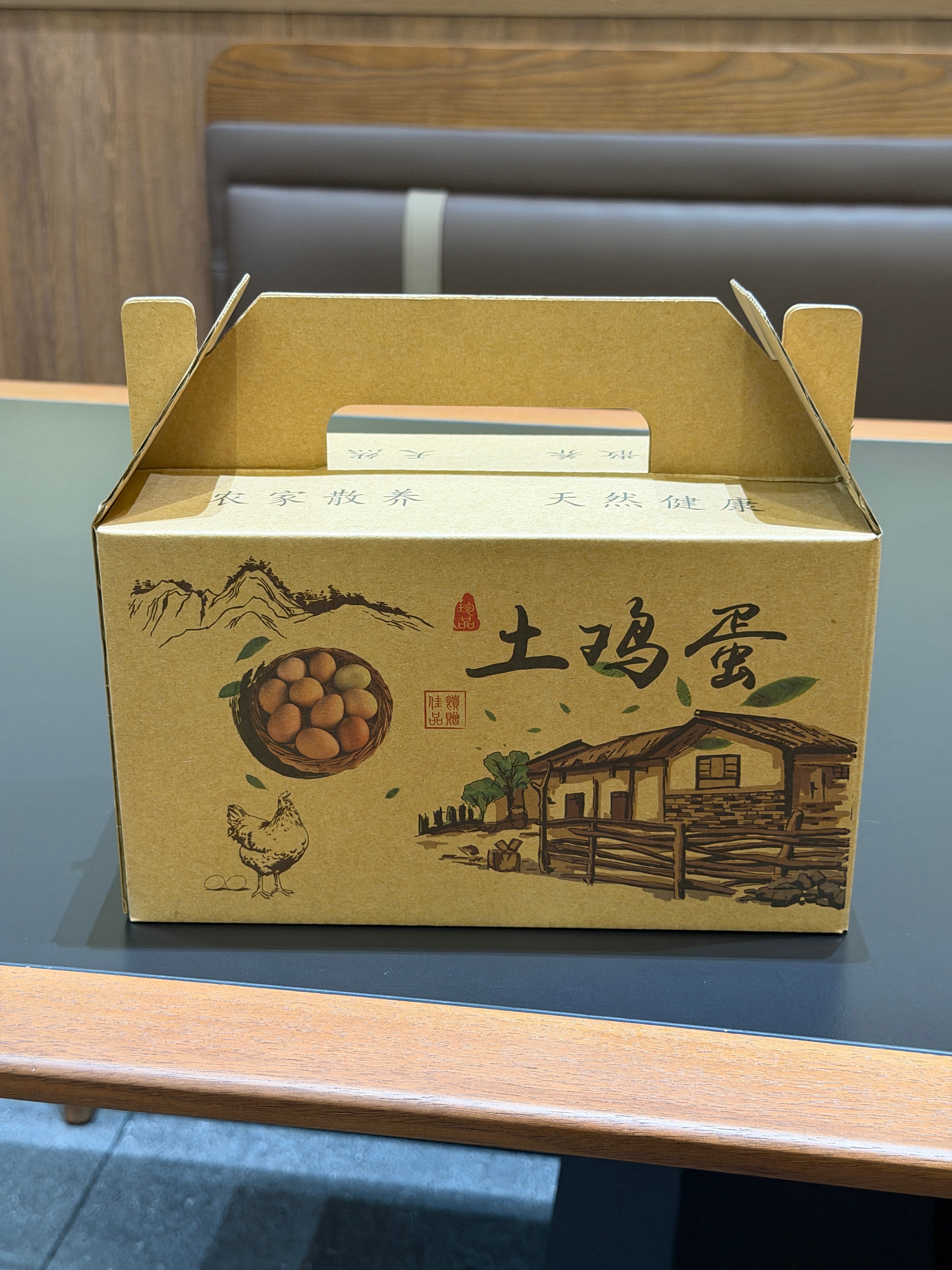 吃饭充了个会员，没想到还送了盒土鸡蛋。饭店也是卷啊，一共就花了400，减免了14