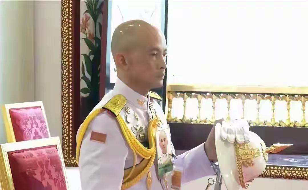 网上有人说纳瓦潘・育坤王子是帕查拉公主的舅舅，要当王储备选人了。
帕查拉公主的外
