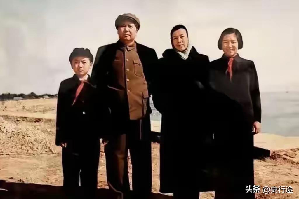 伟人之女隐于市井，一张全家福背后，藏着最动人的家风
 
一张阖家老照片，毛主席目