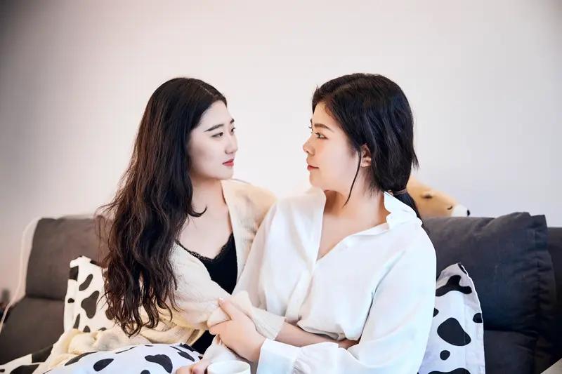 我还真有这样一位异性知己。我和他是大学同学，这么多年一直保持联系。
有次我和男友